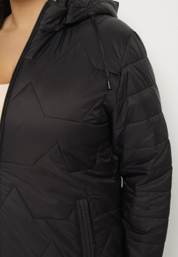 Born2be - Czarna Kurtka Pikowana z Odpinanym Kapturem Nalaniel. Okazja: na co dzień. Kolekcja: plus size. Kolor: czarny. Materiał: jeans. Styl: klasyczny, elegancki, casual