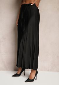 Renee - Czarna Rozkloszowana Spódnica Satynowa z Wiskozy Rihaniel. Okazja: na co dzień. Kolor: czarny. Materiał: satyna, wiskoza. Styl: klasyczny, casual, elegancki