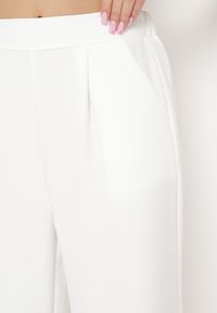 Born2be - Białe Eleganckie Spodnie z Szerokimi Nogawkami Kahinuni. Kolor: biały. Materiał: tkanina. Wzór: gładki. Styl: elegancki #6