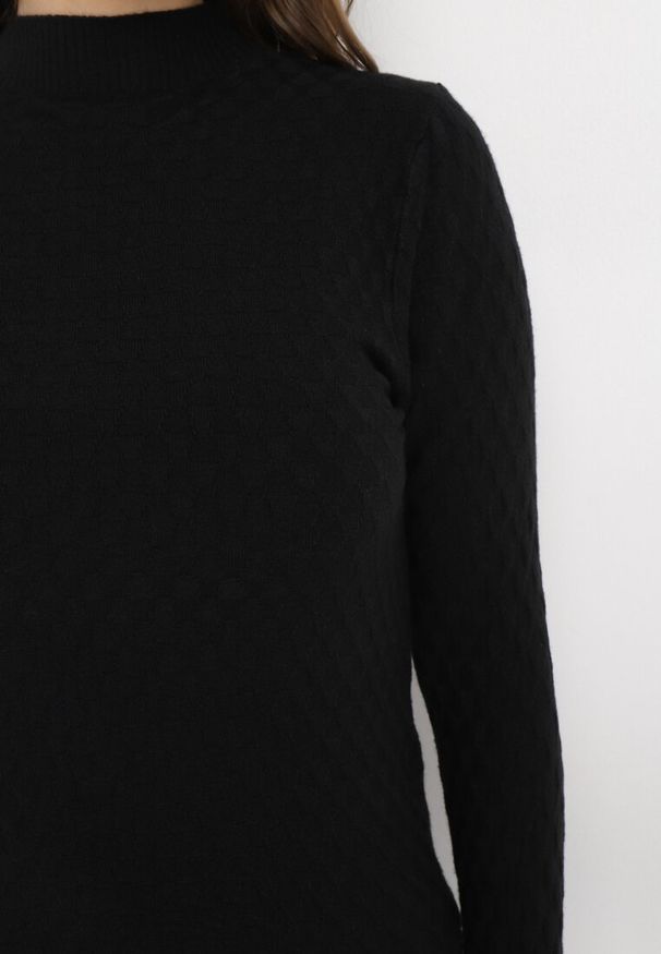 Born2be - Czarny Sweter o Dopasowanym Fasonie z Półgolfem i Ozdobnym Tłoczeniem Paixde. Kolor: czarny. Materiał: materiał. Sezon: zima