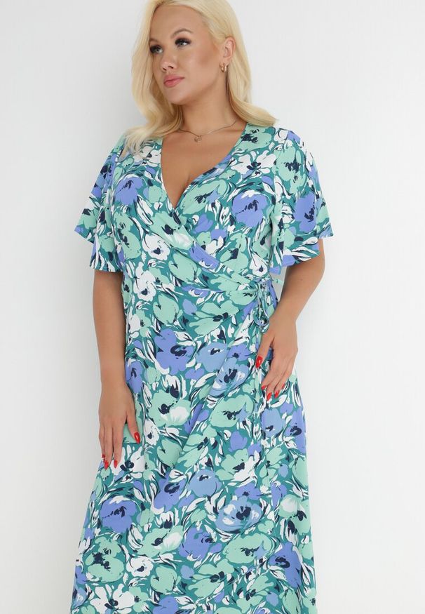 Born2be - Zielono-Niebieska Sukienka Peryllis. Kolekcja: plus size. Kolor: zielony. Materiał: materiał. Wzór: aplikacja, kwiaty. Typ sukienki: dla puszystych, kopertowe. Długość: midi