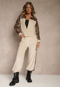 Renee - Beżowy Welurowy Komplet Dresowy Spodnie i Bluza z Panterkowym Printem Koratess. Kolor: beżowy. Materiał: welur, dresówka. Wzór: nadruk. Sport: turystyka piesza #4