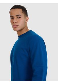 4f - 4F Bluza dresowa nierozpinana bez kaptura męska - niebieska S. Okazja: na co dzień. Typ kołnierza: bez kaptura. Kolor: niebieski. Materiał: dresówka. Długość rękawa: raglanowy rękaw. Wzór: ze splotem. Styl: casual, sportowy #2