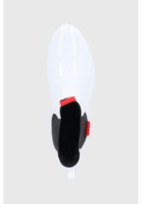 Love Moschino Kalosze damskie kolor biały. Nosek buta: okrągły. Kolor: biały. Materiał: materiał, guma. Wzór: gładki. Obcas: na platformie