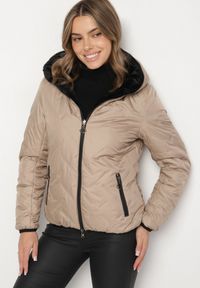 Born2be - Beżowa Pikowana Kurtka z Kapturem o Dwustronnym Kroju Tahalia. Okazja: na spacer. Typ kołnierza: kaptur. Kolor: beżowy. Materiał: dzianina, poliester, wełna, jeans, futro #1