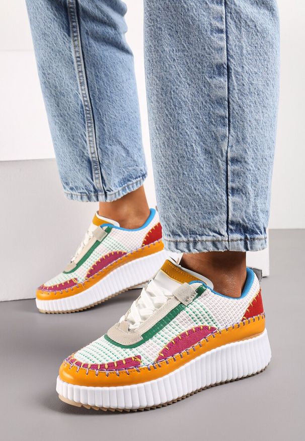 Renee - Biało-Zielone Sneakersy na Platformie Ozdobione Nitami i Patchworkowymi Wstawkami Jeneria. Kolor: biały. Wzór: aplikacja. Obcas: na platformie