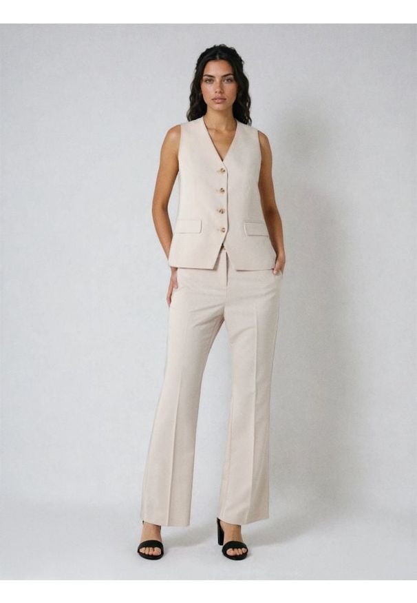 Sinsay - Eleganckie spodnie flare - kremowy. Kolor: kremowy. Styl: elegancki