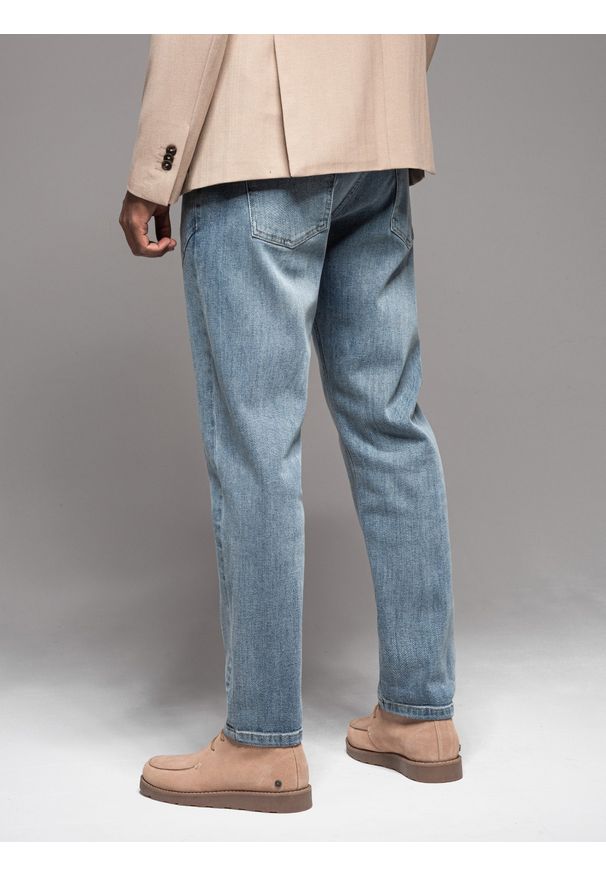 Ombre Clothing - Męskie spodnie jeansowe CARROT FIT z ozdobnymi zaszewkami – jasnoniebieskie V1. Kolor: niebieski. Materiał: jeans. Styl: retro, klasyczny