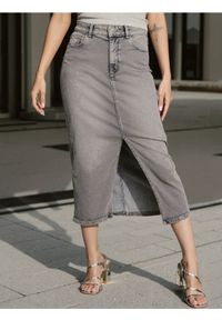 Sinsay - Jeansowa spódnica midi z rozcięciem - szary. Kolor: szary. Materiał: jeans