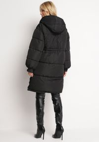 Born2be - Czarna Kurtka Oversize do Kolana z Kapturem Mollo. Okazja: na co dzień. Typ kołnierza: kaptur. Kolor: czarny. Materiał: dzianina, jeans. Styl: elegancki, casual #5