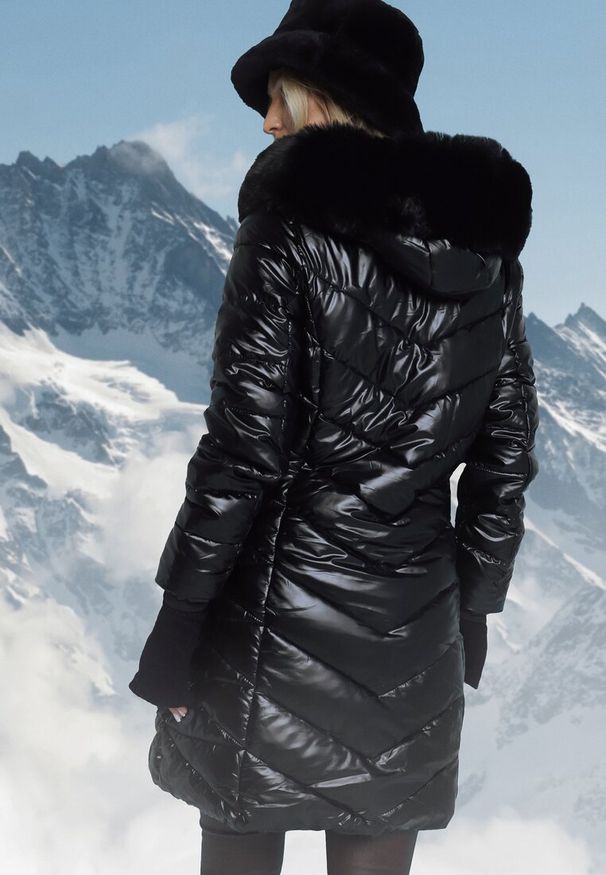 Born2be - Czarna Metaliczna Kurtka Pikowana z Kapturem Eclaris. Okazja: na co dzień. Typ kołnierza: kaptur. Kolor: czarny. Materiał: futro, jeans. Długość rękawa: długi rękaw. Długość: długie. Wzór: aplikacja. Styl: casual, elegancki