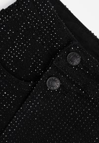 Renee - Czarne Eleganckie Spódnico-Szorty Jeansowe z Bawełną Ozdobione Cyrkoniami Risalenna. Stan: podwyższony. Kolor: czarny. Materiał: bawełna, jeans. Wzór: aplikacja. Styl: elegancki #2