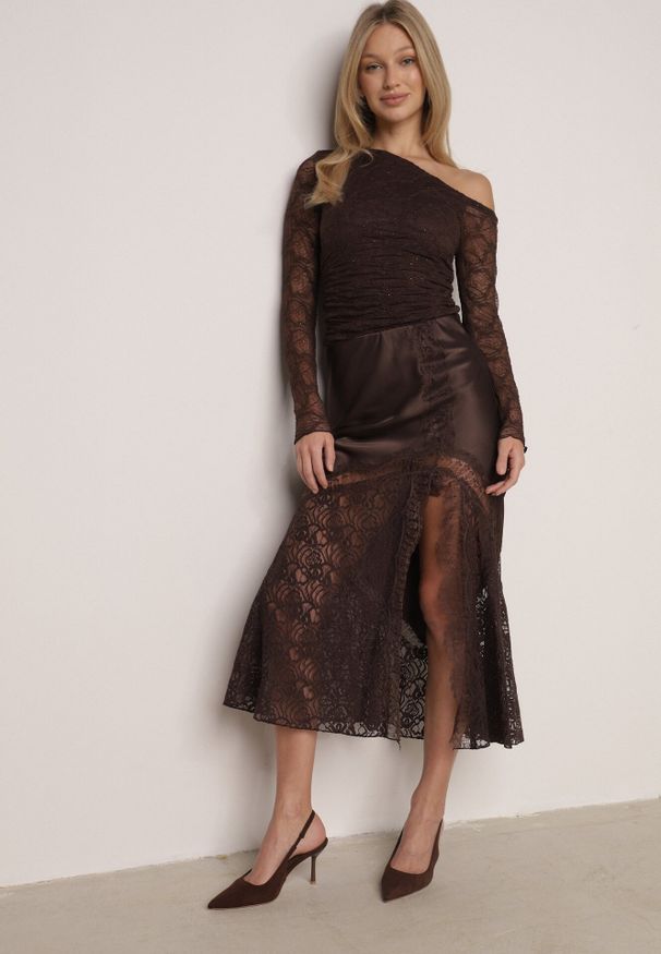 Born2be - Brązowa Spódnica z Satyny z Koronką i Rozcięciem na Nogę Doritana. Okazja: na co dzień, na spotkanie biznesowe. Kolor: brązowy. Materiał: satyna, koronka. Wzór: koronka. Styl: casual, biznesowy, elegancki