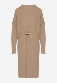 Born2be - Beżowa Sweterkowa Sukienka z Wiskozą i Broszką Tinarrea. Okazja: do pracy, na spacer. Kolor: beżowy. Materiał: wiskoza. Wzór: aplikacja. Typ sukienki: sportowe. Styl: klasyczny, sportowy #7