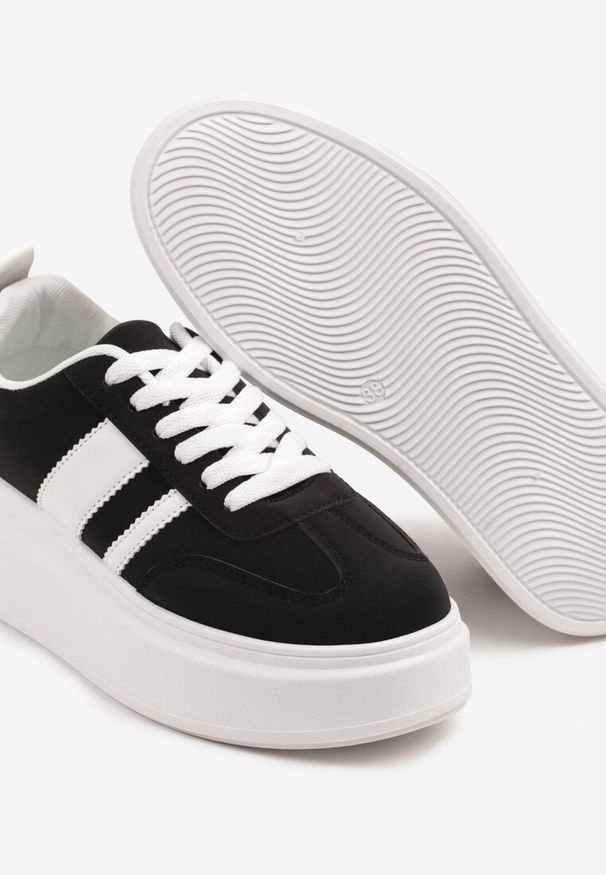 Born2be - Czarne Sneakersy Kultowe Tenisówki na Platformie z Koturnem Elisara. Okazja: na spacer, na co dzień. Zapięcie: sznurówki. Kolor: czarny. Materiał: jeans. Obcas: na koturnie. Sport: turystyka piesza