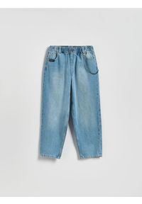 Reserved - Jeansy baggy z łańcuchem - niebieski. Kolor: niebieski #1