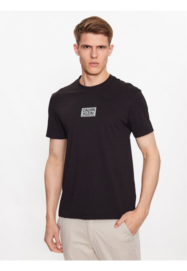 Calvin Klein T-Shirt Gloss Stencil K10K111528 Czarny Regular Fit. Kolor: czarny. Materiał: bawełna