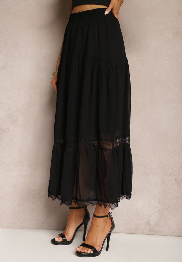 Renee - Czarna Spódnica Maxi Rozkloszowana z Ozdobną Tasiemką z Koronki Rionette. Okazja: na co dzień. Kolor: czarny. Materiał: koronka. Wzór: koronka. Styl: elegancki, casual