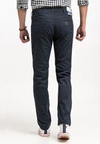 Wrangler - WRANGLER GREENSBORO MĘSKIE SPODNIE MATERIAŁOWE CHINO CHINOSY MARINE NAVY W15QOFB14 112320811. Materiał: materiał. Styl: marine