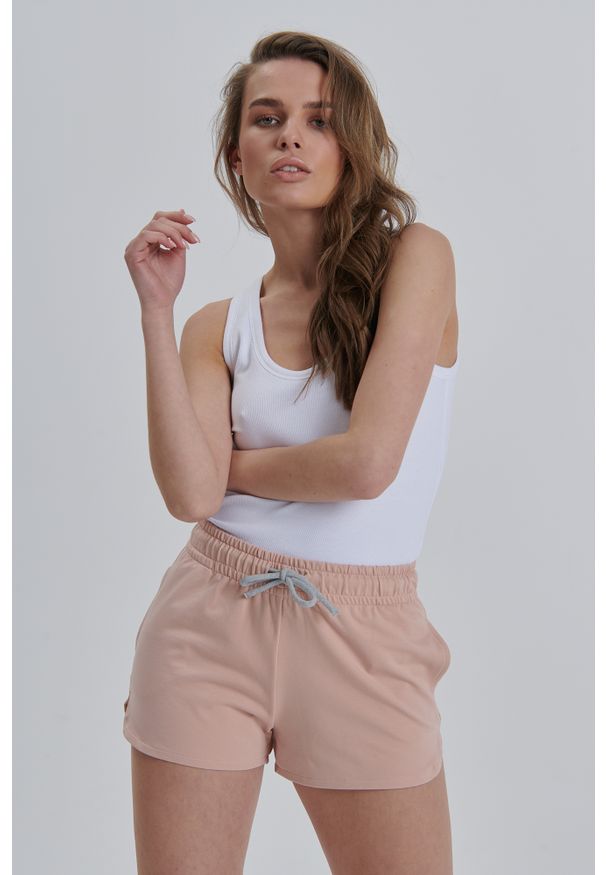 SPODENKI STELLA JASNO RÓŻOWE M - Flawless. Okazja: na co dzień, na spacer. Kolor: różowy. Materiał: dresówka, bawełna, elastan. Długość: długie. Sezon: lato. Styl: sportowy, casual
