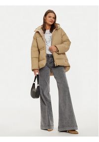 Guess Kurtka zimowa Marika W4BL99 WG0V0 Beżowy Regular Fit. Kolor: beżowy. Materiał: syntetyk. Sezon: zima