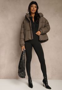 Renee - Ciemnobeżowa Kurtka Puffer z Pikowaniem Kapturem i Kieszonką przy Rękawie Galeida. Okazja: na co dzień, na spacer. Kolor: beżowy. Materiał: jeans. Długość: krótkie. Styl: casual