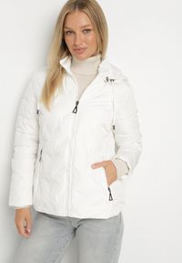 Born2be - Biała Kurtka Przejściowa z Kapturem i Ozdobnym Pikowaniem Cilvessa. Okazja: na co dzień, na spacer. Typ kołnierza: kaptur. Kolor: biały. Materiał: jeans, poliester. Styl: klasyczny, casual, elegancki
