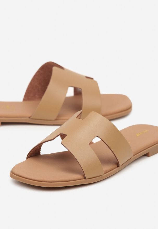 Renee - Beżowe Klapki Vices ze Skóry Naturalnej Ozdobione Wycięciami Arqelia. Okazja: na co dzień. Kolor: beżowy. Materiał: skóra. Wzór: aplikacja. Styl: elegancki, casual