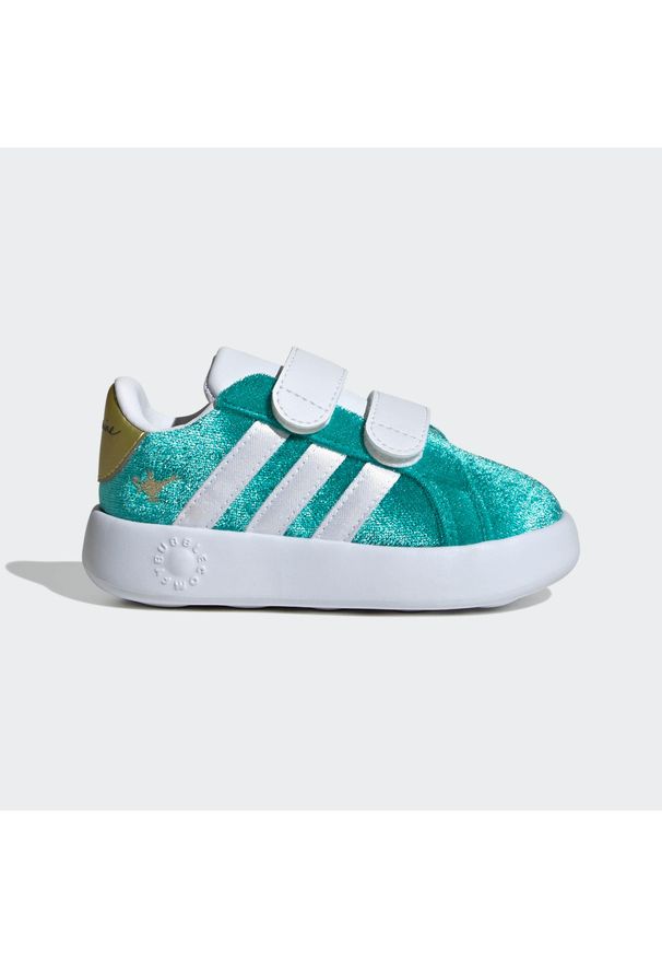 Adidas - Buty adidas Disney Jasmine Grand Court 2.0 dla dzieci. Kolor: niebieski, wielokolorowy, biały, żółty. Wzór: motyw z bajki. Sport: turystyka piesza