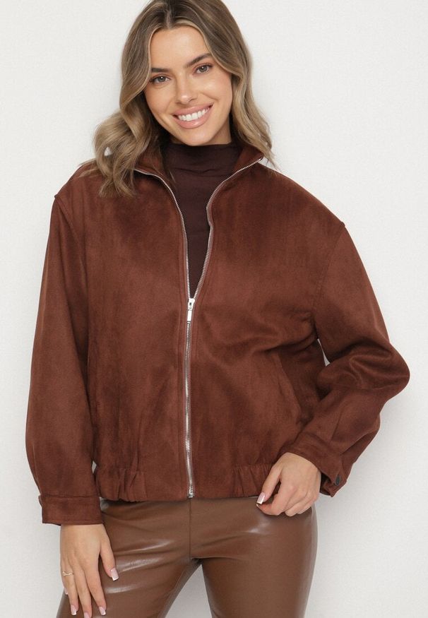 Born2be - Brązowa Kurtka Bomberka ze Ściągaczami i Suwakiem w Stylu Retro Zenissa. Okazja: na co dzień, na spacer. Kolor: brązowy. Materiał: dzianina, jeans. Długość rękawa: długi rękaw. Długość: długie. Styl: retro