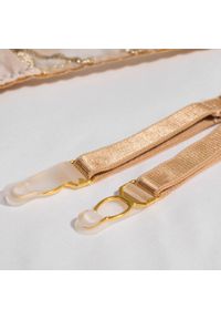 Intica - Komplet bielizny metalizowanej z subtelnymi zdobieniami Oretta. Kolor: złoty. Materiał: tkanina, materiał. Wzór: aplikacja #2