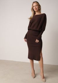 Born2be - Brązowa Dzianinowa Sukienka z Wiskozą o Nietoperzowym Kroju z Dekoltem w Łódkę Tisan. Okazja: na co dzień, na spotkanie biznesowe. Typ kołnierza: dekolt w łódkę. Kolor: brązowy. Materiał: dzianina, wiskoza. Styl: casual, biznesowy #1