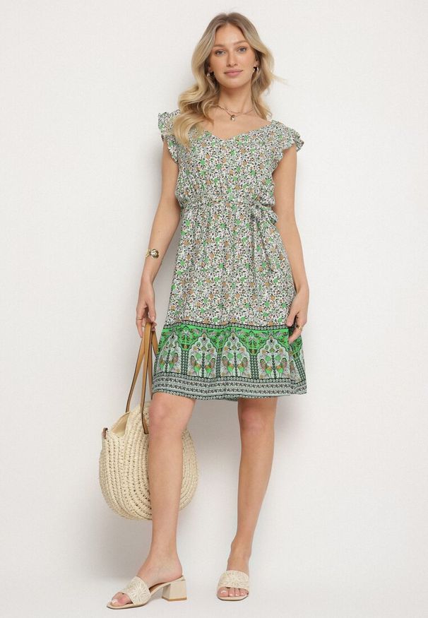 Born2be - Zielona Wiskozowa Sukienka o Rozkloszowanym Kroju z Wiązanym Paskiem Sepona. Okazja: na co dzień. Typ kołnierza: dekolt w kształcie V. Kolor: zielony. Materiał: wiskoza. Wzór: aplikacja. Styl: elegancki, casual