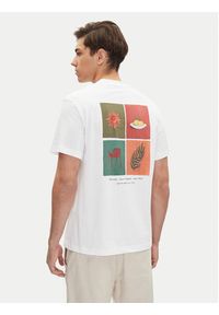 Mustang T-Shirt Akron 1016284 Biały Relaxed Fit. Kolor: biały. Materiał: bawełna