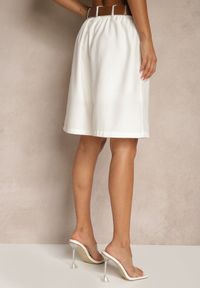 Renee - Białe Szorty z Wiskozą w Eleganckim Stylu z Paskiem z Klamrą Aravene. Okazja: na co dzień. Stan: podwyższony. Kolor: biały. Materiał: wiskoza. Styl: elegancki