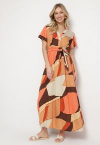 Born2be - Jasnobrązowa Sukienka Rozkloszowana z Wiskozy w Geometryczny Wzór z Paskiem Ranislla. Okazja: na co dzień. Typ kołnierza: dekolt w serek. Kolor: brązowy. Materiał: wiskoza. Długość rękawa: krótki rękaw. Wzór: geometria. Styl: casual, elegancki #1