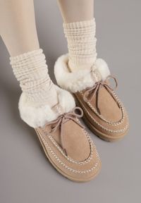 Renee - Ciemnobeżowe Śniegowce z Niską Cholewką Futerkiem i Ozdobnymi Przeszyciami Isaweda. Okazja: na spacer, na co dzień. Wysokość cholewki: przed kostkę. Kolor: beżowy. Materiał: futro. Szerokość cholewki: normalna. Styl: casual #7