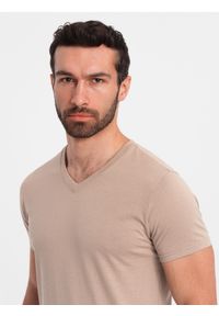 Ombre Clothing - Męska klasyczna bawełniana koszulka z dekoltem w serek BASIC – popielata V21. Typ kołnierza: dekolt w serek. Kolor: szary. Materiał: bawełna. Wzór: ze splotem, jednolity. Styl: klasyczny