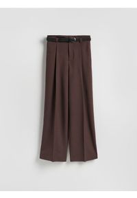 Reserved - Spodnie z paskiem - brązowy. Kolor: brązowy. Materiał: tkanina, wiskoza. Wzór: gładki
