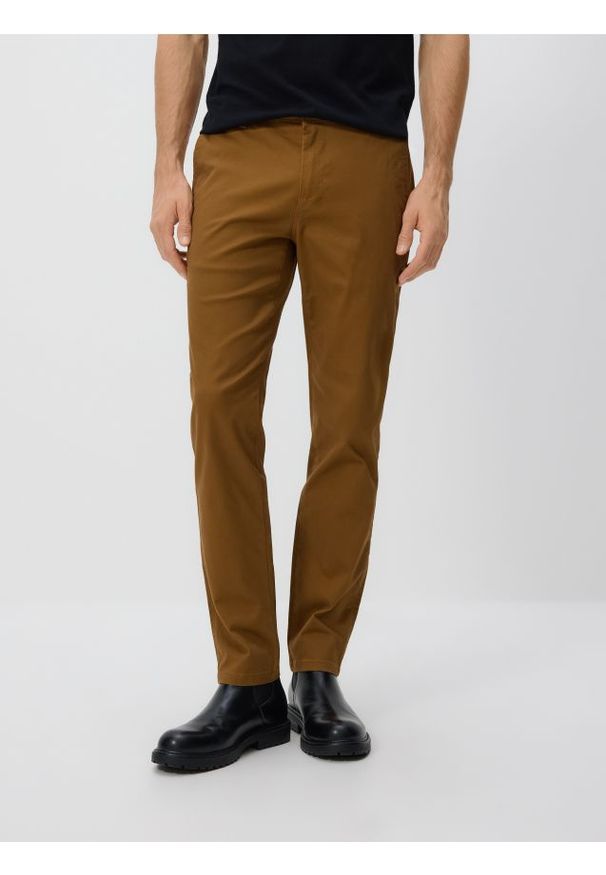 Reserved - Bawełniane spodnie chino slim - brązowy. Kolor: brązowy. Materiał: bawełna