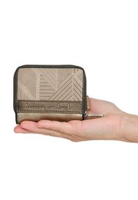 Portfel damski Anekke, z efektownym nadrukiem i metalowym logo zapinany na suwak wyposażony w przegrody na karty kieszeń na monety, brązowy, 42809-90. Kolor: brązowy. Wzór: nadruk #7