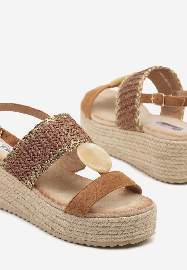 Born2be - Brązowe Sandały na Plecionym Koturnie z Okrągłą Ozdobą Naporra. Okazja: na co dzień. Nosek buta: okrągły. Zapięcie: sprzączka. Kolor: brązowy. Wzór: aplikacja. Obcas: na koturnie. Styl: klasyczny, casual, wakacyjny, elegancki