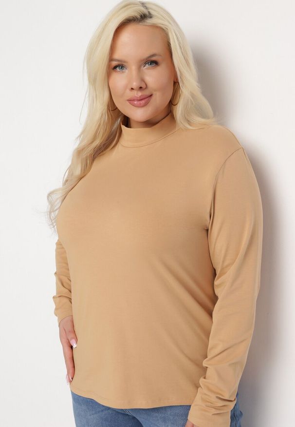 Born2be - Beżowy Golf Sedevus. Okazja: na co dzień. Typ kołnierza: golf. Kolekcja: plus size. Kolor: beżowy. Długość: długie. Wzór: gładki. Materiał: dzianina, jeans. Długość rękawa: długi rękaw. Styl: elegancki, wizytowy, casual