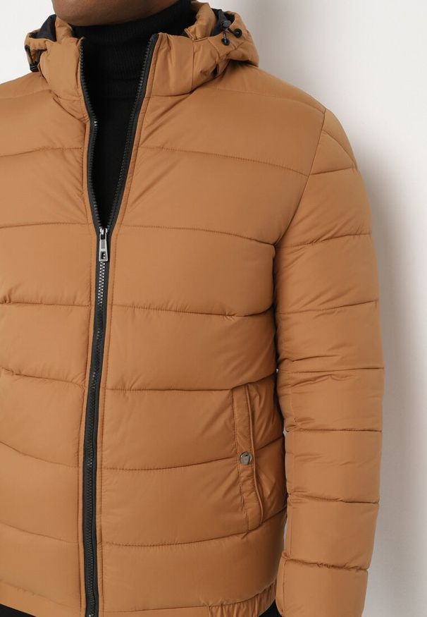 Born2be - Jasnobrązowa Pikowana Kurtka o Prostym Kroju z Odpinanym Kapturem Tilida. Okazja: na co dzień. Kolor: brązowy. Materiał: jeans, materiał, tkanina. Sezon: zima. Styl: casual, elegancki