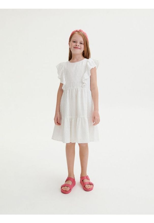 Reserved - Ażurowa sukienka z falbanami - biały. Kolor: biały. Materiał: bawełna, tkanina. Wzór: ażurowy