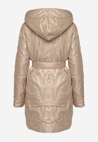 Renee - Ciemnobeżowa Pikowana Kurtka z Kapturem i Wiązanym Paskiem Elladie. Okazja: na co dzień. Typ kołnierza: kaptur. Kolor: beżowy. Materiał: dzianina, jeans. Styl: casual #5