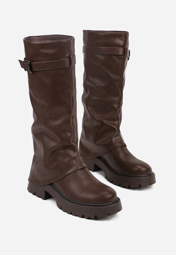 Renee - Ciemnobrązowe Kozaki VICES z Marszczoną Cholewką Imitującą Nogawkę ze Sprzączką Valles. Okazja: na co dzień, na imprezę. Zapięcie: sprzączka. Kolor: brązowy. Materiał: jeans. Szerokość cholewki: normalna. Styl: casual