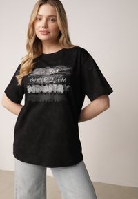 Born2be - Czarny T-shirt z Bawełny o Kroju Oversize z Napisem Orinvyra. Okazja: na co dzień, na spotkanie biznesowe, do pracy. Kolor: czarny. Materiał: bawełna. Wzór: napisy. Styl: biznesowy, casual, elegancki #1