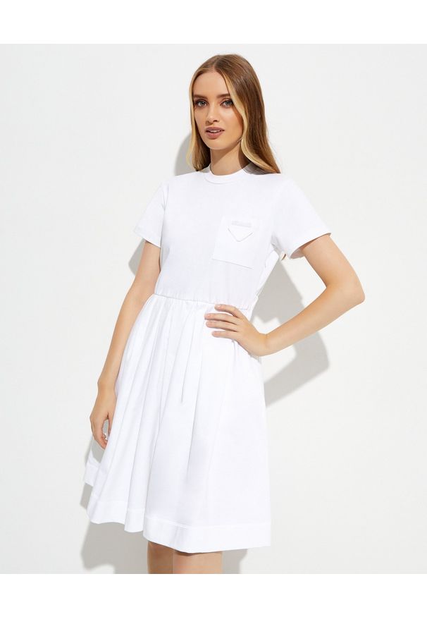 prada - PRADA - Biała sukienka z krótkim rękawem. Kolor: biały. Materiał: bawełna. Długość rękawa: krótki rękaw. Typ sukienki: rozkloszowane