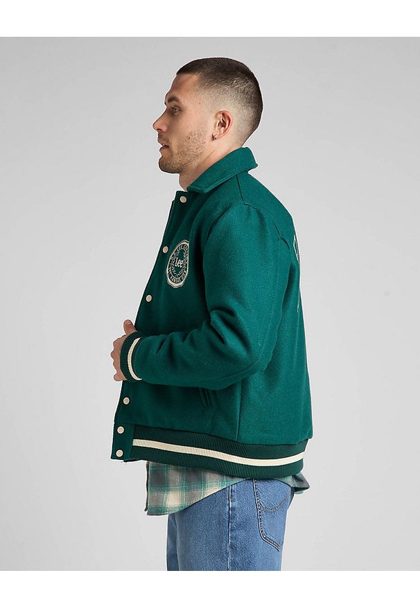 Lee - LEE VARSITY JACKET MĘSKA KURTKA PRZEJŚCIOWA LOGO NADRUK ESMERALDA L87TDB96 112321558. Wzór: nadruk